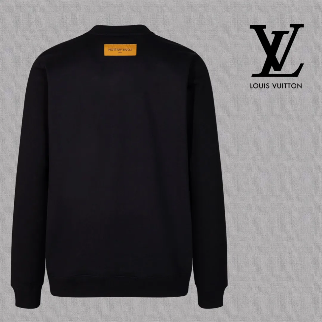 🅿️250 hot style on the shelves🔥❗ 💫〖Louis Vuitton LV〗 Fashionable round neck sweatshirt, casually matched with various styles, it is perfectly handsome😎The whole dress is made of double waistcoats, which makes the whole dress more three-dimensional. Not ordinary factories can do such fine work. The 2025 spring style counters are on sale, exquisite round neck terry sweatshirt, high-end double-strand pure cotton Customized drawstring ribs are dyed in the same vat and are complete with three standards. The chest craftsmanship adopts a simple and elegant pattern on the chest, which is easy to control for any age group! Fit and comfortable! Customized thickened 440g terry sweatshirt fabric, soft and comfortable to the touch, with a three-dimensional shape! 🙌🏻 It’s also very breathable, so it’s a versatile style that can be worn with any outfit! ✔Color: Black White Apricot Size: S M L XL 2XL